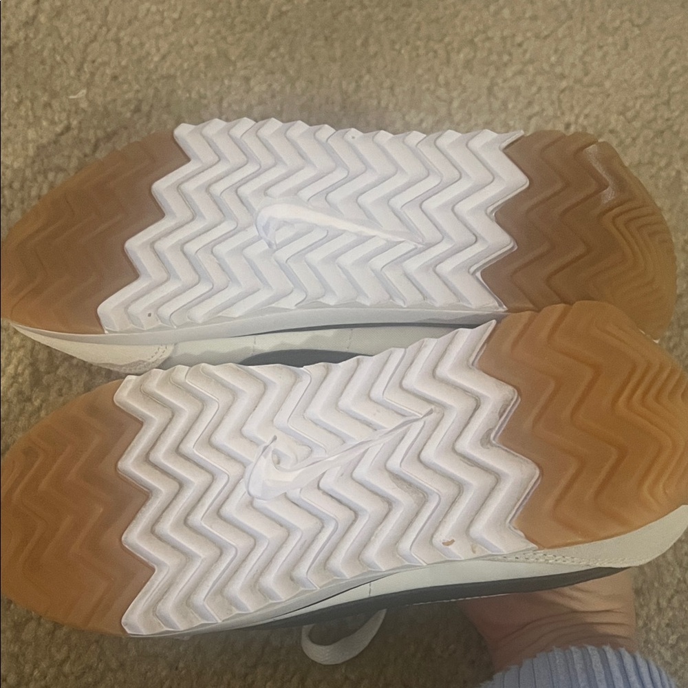 NWOT Nike Classic White and Black Sneakers - Picture 3 of 3